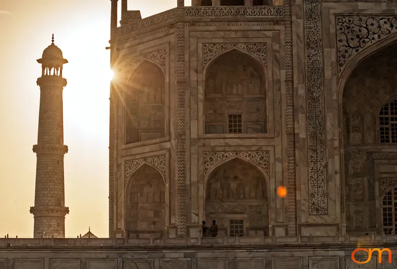 Sunlight on the Taj Mahal With Guards